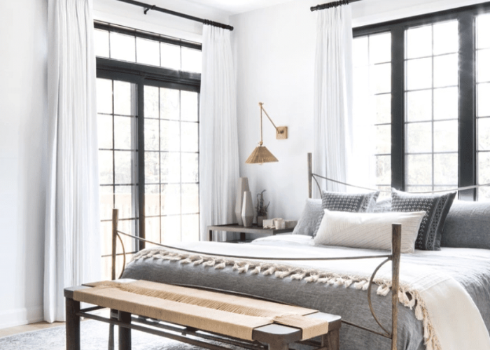 Sử dụng rèm che có kích thước phù hợp vừa giúp chống nắng, vừa giúp nâng cao tính thẩm mỹ cho căn phòng ngủ
