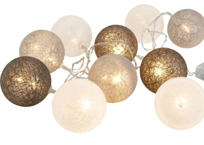Sử dụng đèn LED để trang trí cửa sổ phòng ngủ, tạo không gian chill cho cả căn phòng