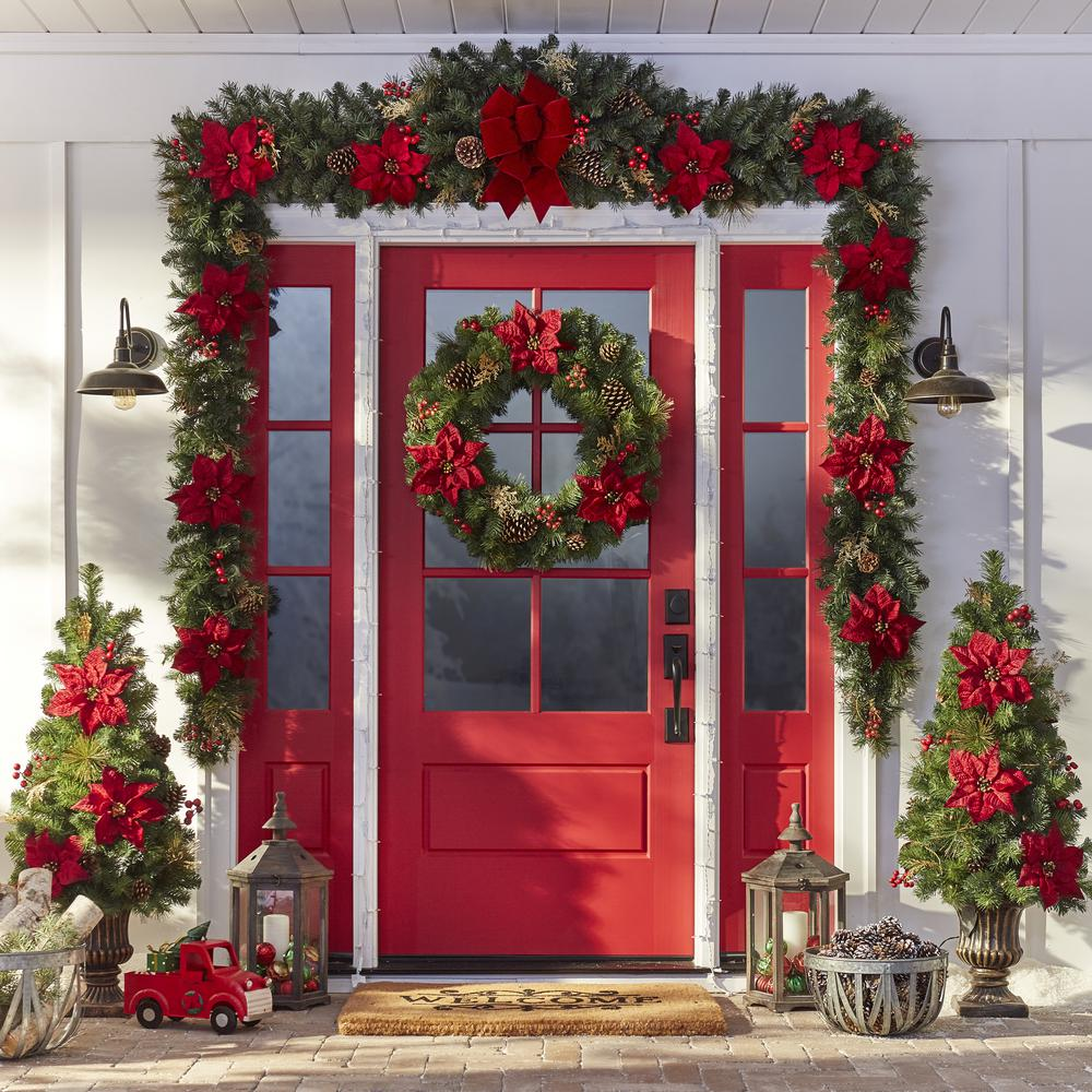 Trang trí Noel cho cửa ra vào với tông đỏ rực rỡ