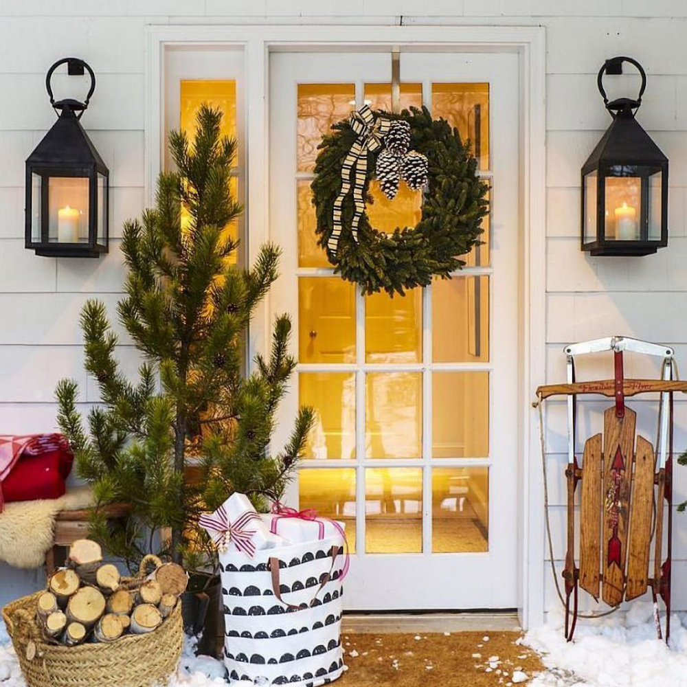 Trang trí Noel cho cửa ra vào với vòng nguyệt quế và cây thông