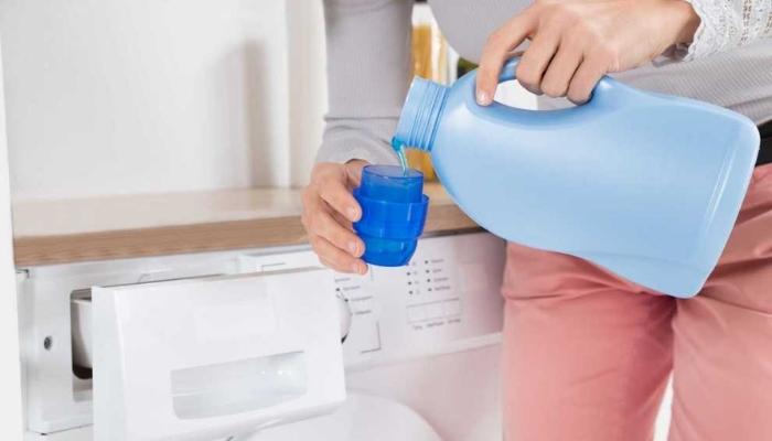 Nên sử dụng nước giặt thay cho bột giặt để tránh đóng cặn vào ruột gối