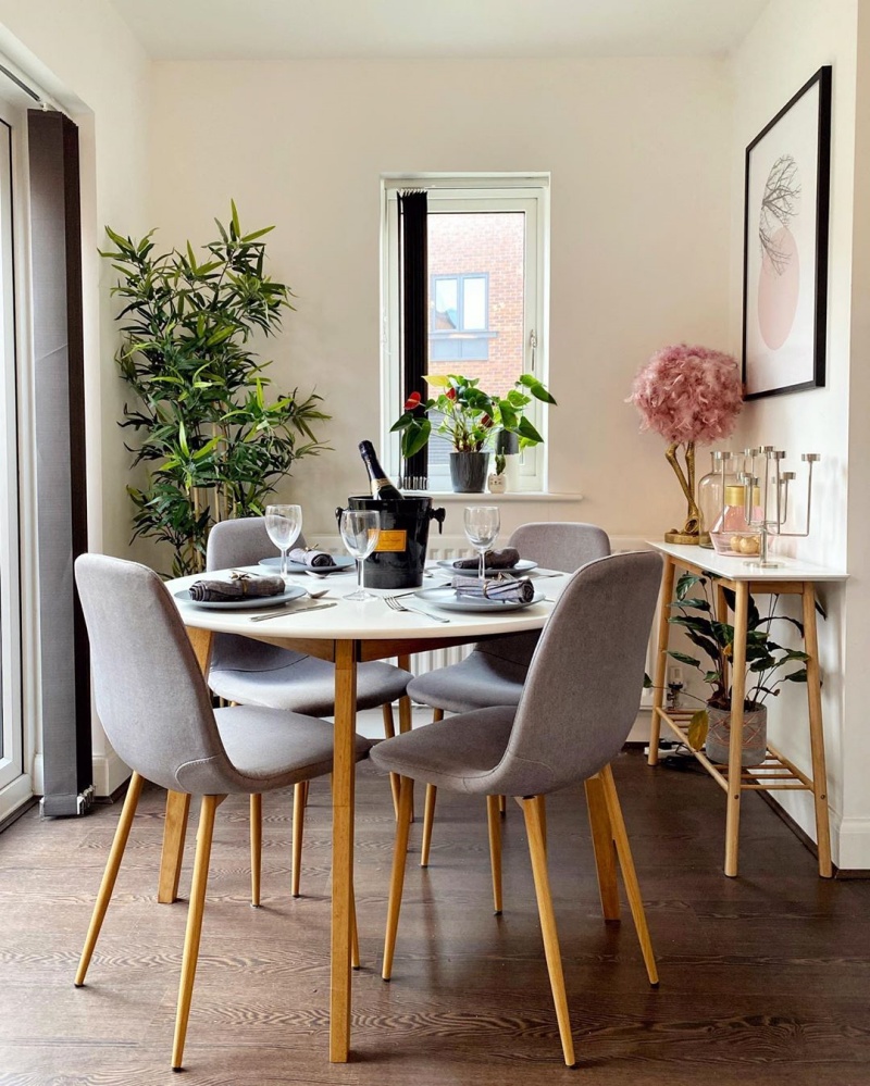Có thể sử dụng bàn café, bàn góc kết hợp với ghế sofa giường.