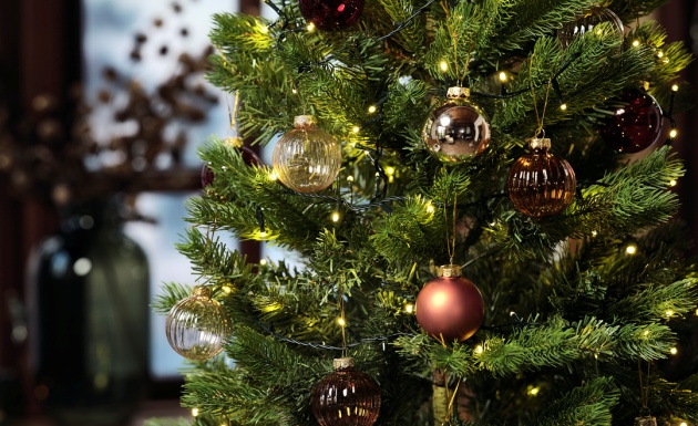 10 món đồ dễ tìm giúp trang trí cây thông Noel cực đẹp