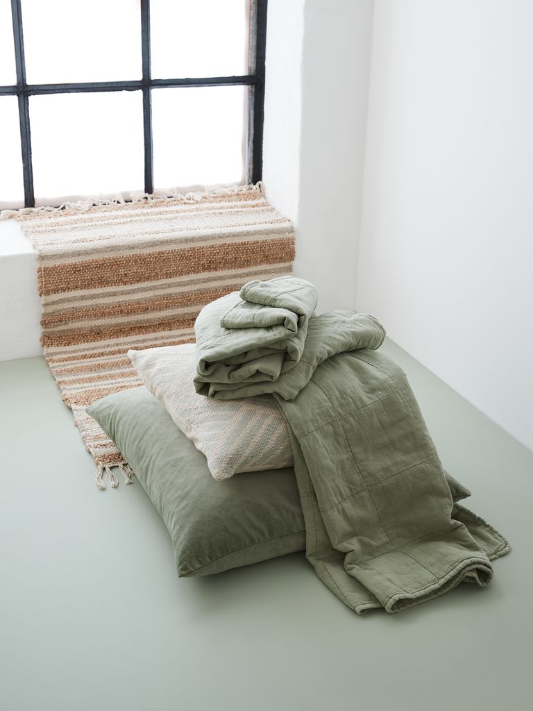 Cách trang trí phòng ngủ với Thảm trải cửa PLANTA