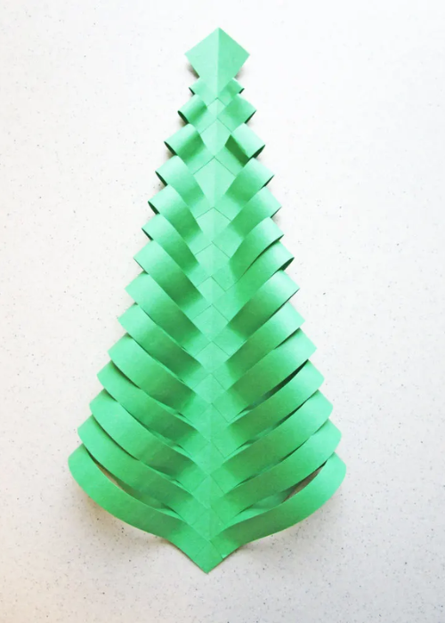 Hoàn thành làm cây thông Noel bằng giấy màu