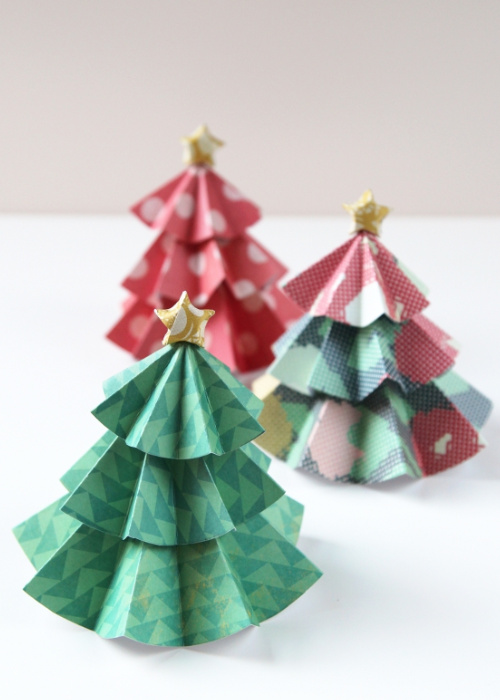 cây thông Noel bằng giấy có ngôi sao trên ngọn cây