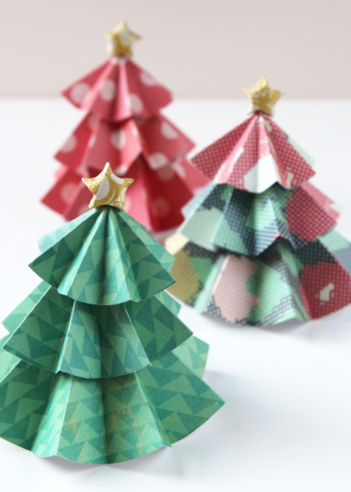 Thành phẩm cây thông Noel bằng giấy có ngôi sao trên ngọn cây