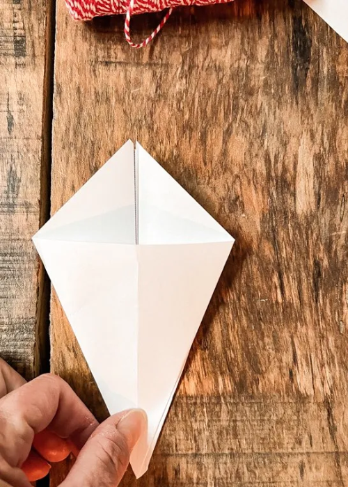 Bước 5 làm cây thông Noel bằng giấy đơn giản