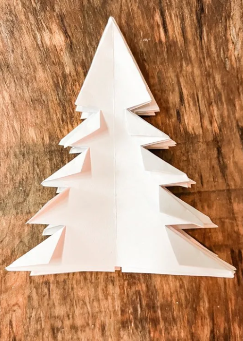 Hoàn thành gấp cây thông Noel bằng giấy