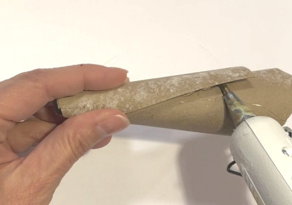 Bước 3 làm cây thông Noel bằng cuộn giấy vệ sinh