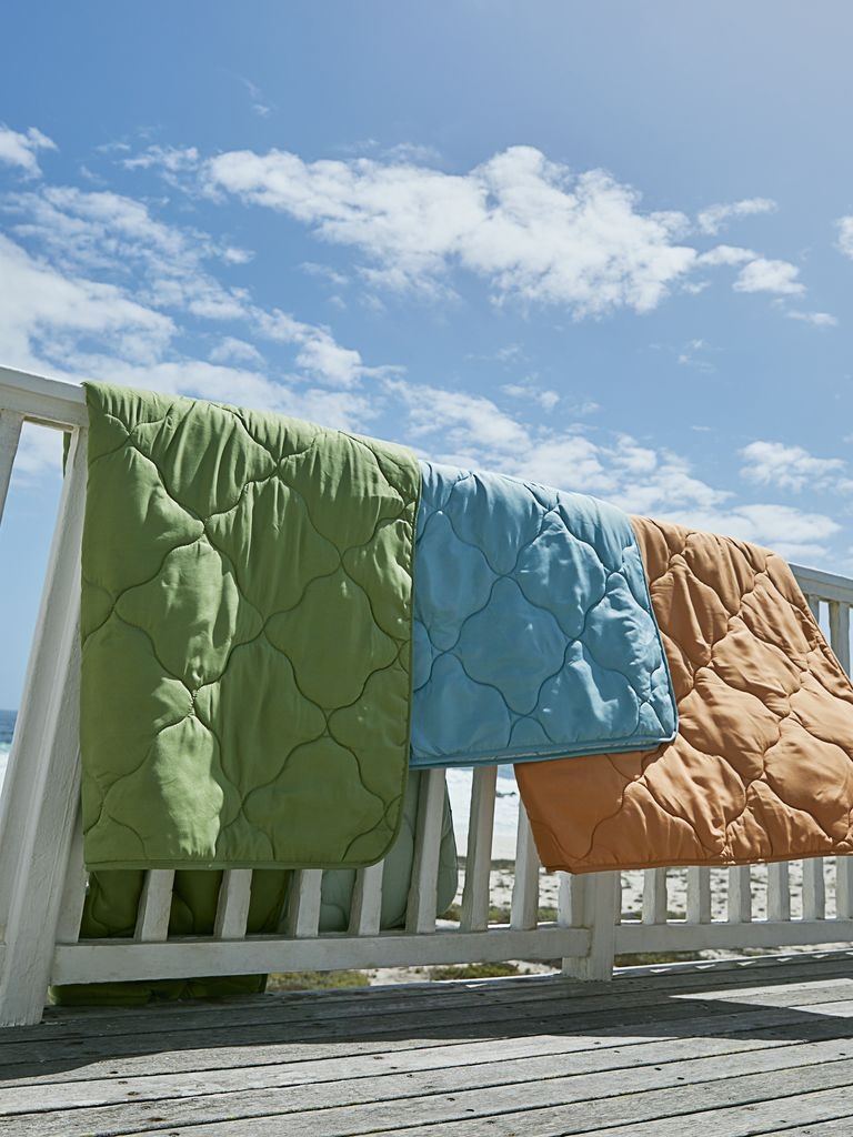 Ruột chăn polyester có màu sắc và chất liệu đa dạng.