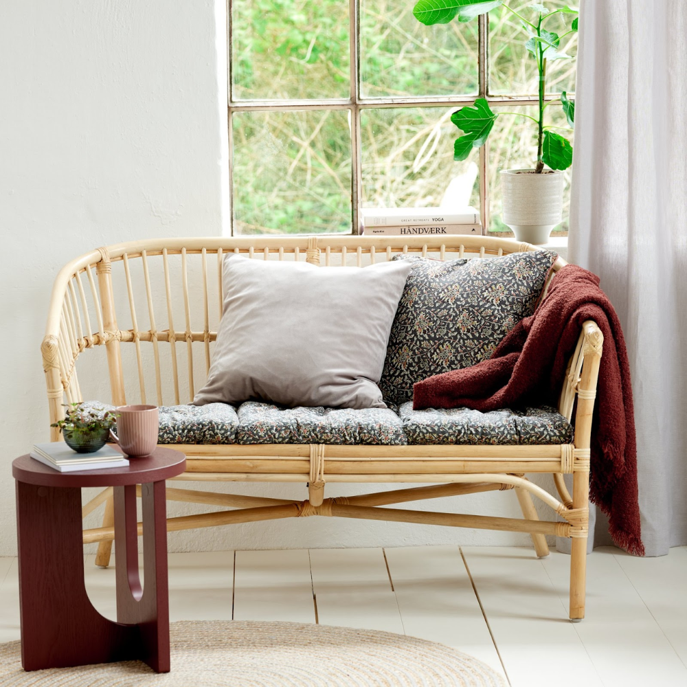 Ghế băng dài gỗ thiết kế đơn giản, nhẹ nhàng trang nhã