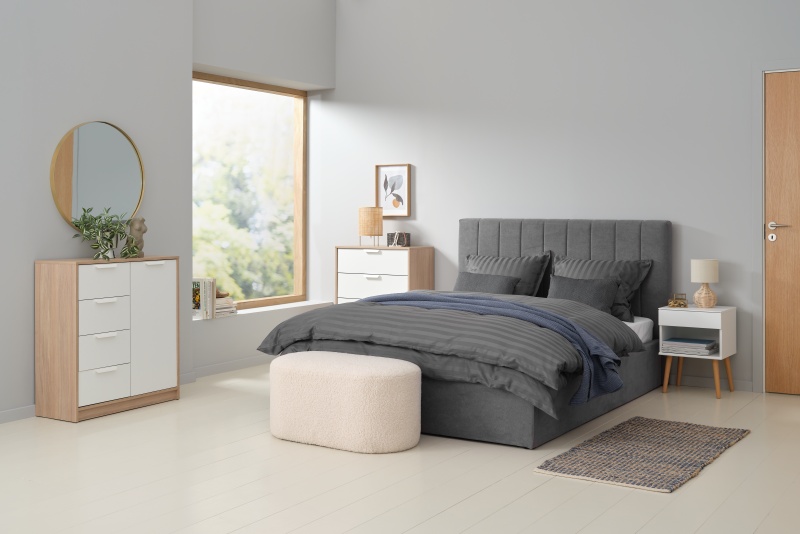 Giường đôi gỗ công nghiệp bọc vải được bố trí cho căn phòng theo phong cách hiện đại, trẻ trung