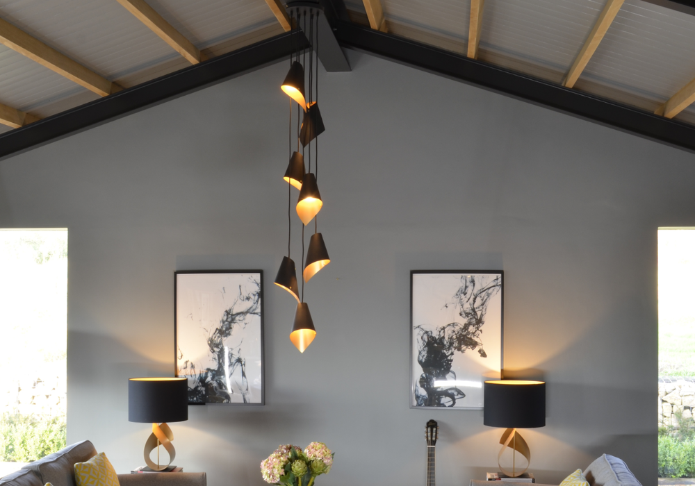 Đèn thả trần là điểm nhấn độc đáo nâng tầm đẳng cấp cho thiết kế nội thất phòng khách