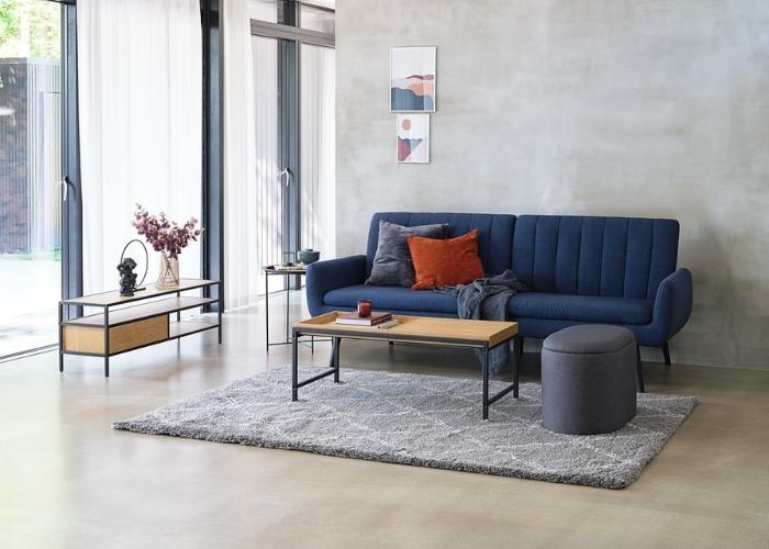 Sự kết hợp tuyệt hảo giữa sofa và ghế đôn nhỏ trong căn phòng khách đơn giản