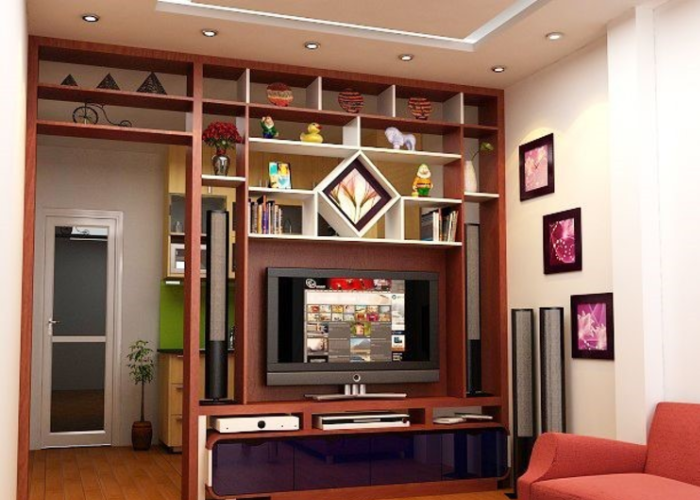 Bạn có thể sử dụng vách ngăn bằng gỗ kết hợp kệ sách và kệ tivi giúp tiết kiệm diện tích không gian trong nhà.