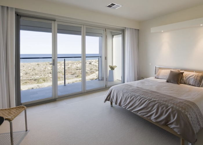 Cửa sổ bằng nhôm kính 4 cánh cho phòng ngủ có diện tích rộng rãi