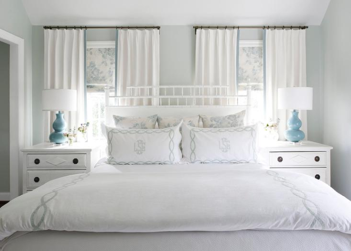 Sử dụng rèm che có kích thước phù hợp vừa giúp chống nắng, vừa giúp nâng cao tính thẩm mỹ cho căn phòng ngủ