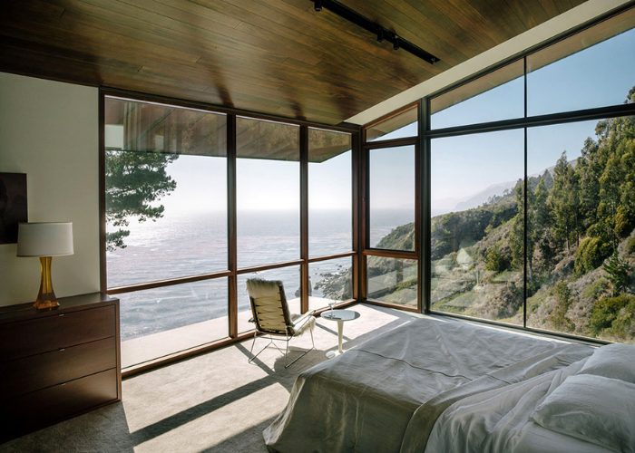 Cửa sổ bằng kính giúp tạo cảm giác thoáng đãng, mát mẻ hơn cho phòng ngủ có diện tích khiêm tốn