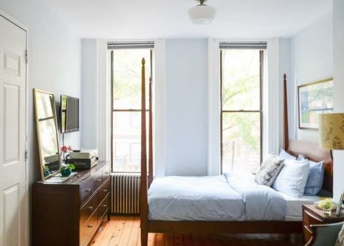 Mẫu cửa sổ 1 cánh bằng kính trong suốt giúp tạo hiệu ứng thoáng đãng cho phòng ngủ có kích thước khiêm tốn