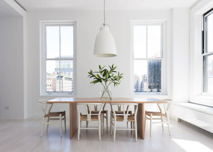 Sự kết hợp giữa chiếc đèn thả trần màu trắng cùng tông màu với không gian phòng ăn đem đến nét đẹp thuần khiết