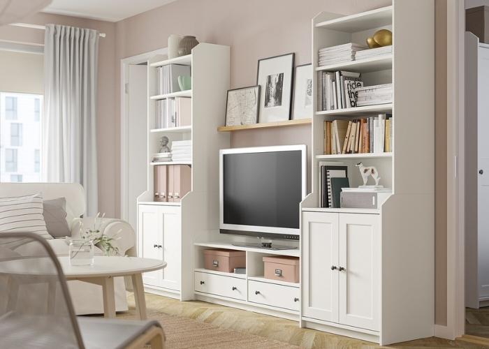  Kệ tivi “đa - zi - năng” kết hợp cùng tủ sách mini cho những căn phòng khách có diện tích khiêm tốn.