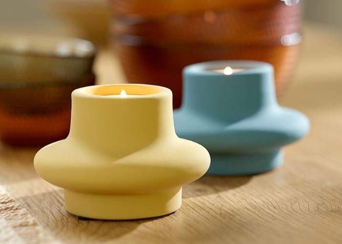 Nến thơm và tinh dầu có mùi hương dễ chịu, giúp tạo không gian ấm cúng cho phòng khách