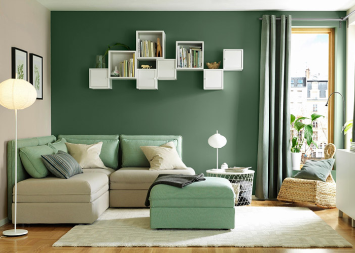 Màu sơn xanh lá đẹp, thanh lịch, giúp tạo hiệu ứng mở rộng cho gian phòng khách có diện tích khiêm tốn