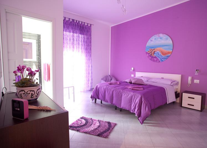 Gam màu tím ngọt ngào thích hợp để sơn ở không gian phòng ngủ
