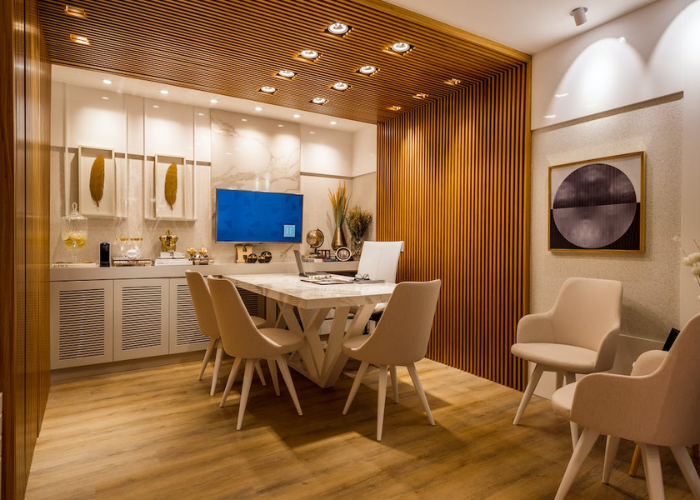 tường thiết kế gỗ tinh xảo hay sàn gỗ cũng góp thêm phần tăng vẻ lịch sự và trang nhã trong căn phòng