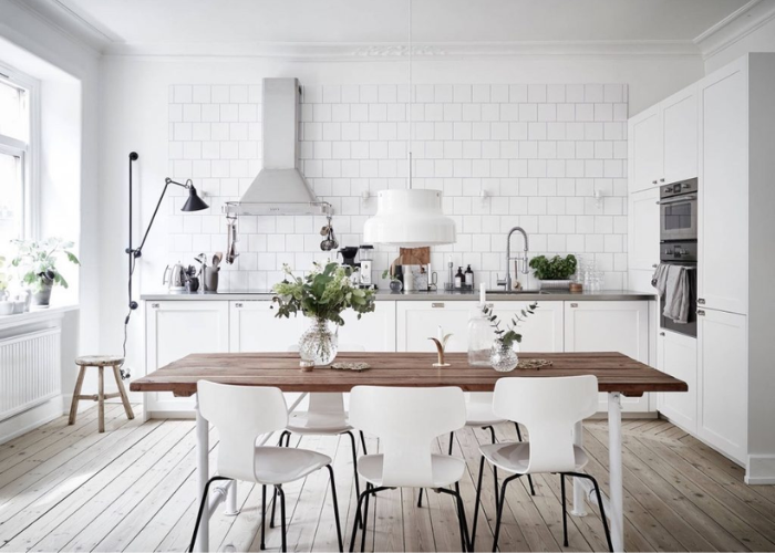 Sử dụng tủ bếp trắng luôn mang lại cho không gian bếp vẻ đẹp hiện đại và cao cấp.