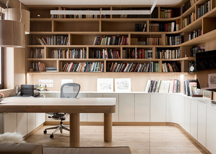 Tích hợp tủ sách âm tường để tận dụng tối đa không gian phòng làm việc cho những căn phòng có diện tích nhỏ