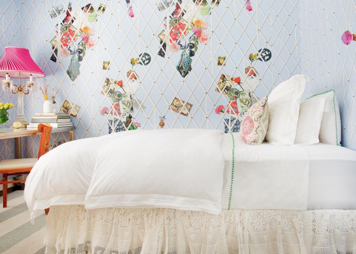 Sử dụng poster hoặc decal trang trí có màu sắc sặc sỡ để ‘tô điểm” cho bức tường đơn điệu trong phòng ngủ