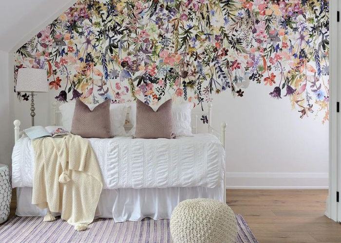 Giấy dán tường có họa tiết hoa lá sặc sỡ cho phòng ngủ bé gái yêu nghệ thuật  