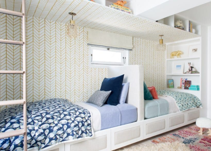 Kiểu phòng ngủ hai giường với tone xanh đẹp mắt cho bé 13 tuổi.  