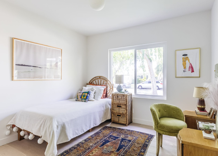 Phòng ngủ theo phong cách tân cổ điển với nội thất có chất liệu từ gỗ và mây tinh tế, thanh lịch