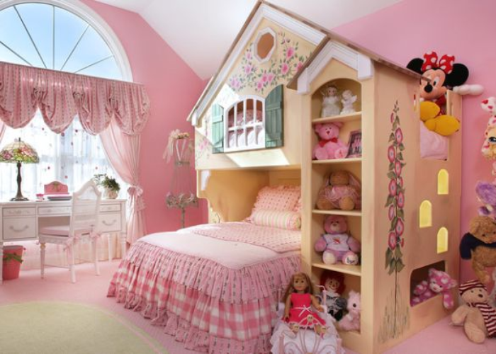 Kiểu phòng ngủ cổ điển màu hồng với sự góp mặt của những món đồ trang trí hình búp bê đáng yêu
