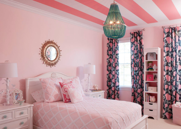 Sử dụng hệ thống rèm che có họa tiết bắt mắt để làm nổi bật vẻ đẹp sang trọng của không gian phòng ngủ