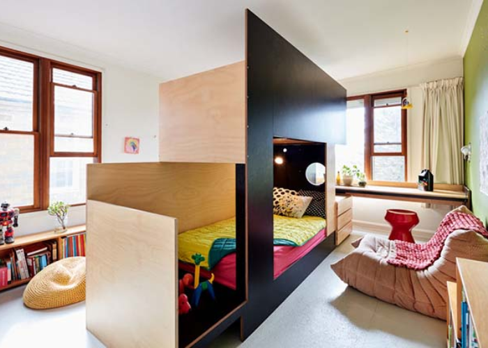 Thiết kế phòng ngủ cho cả bé trai lẫn bé gái độc đạo bằng cách sử dụng vách ngăn để tạo không gian riêng tư cho trẻ. 