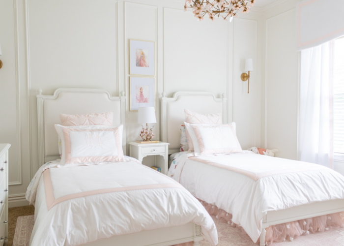 Trang trí phòng ngủ bé gái cổ điển bằng những khung tranh nghệ thuật ấn tượng