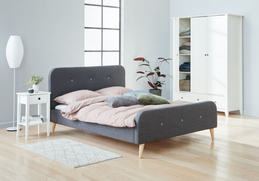 Phòng ngủ tông trắng đơn giản với giường bọc nệm chân gỗ