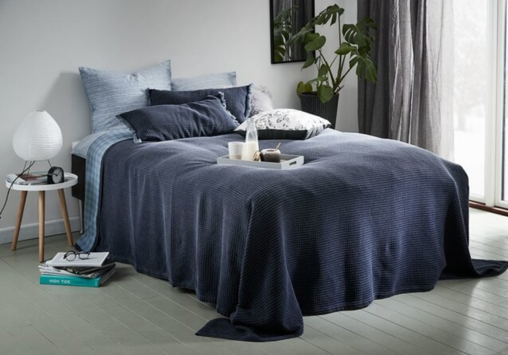 Mẫu phòng ngủ hiện đại cho nam giới với tông màu trắng, xanh dương đậm