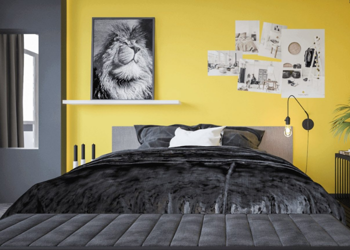 Việc sơn tường phòng ngủ màu vàng và trang trí nội thất phòng ngủ bằng màu đen khiến không gian hiện đại