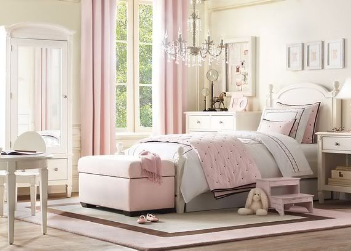Phòng ngủ màu hồng pastel tràn ngập ánh sáng