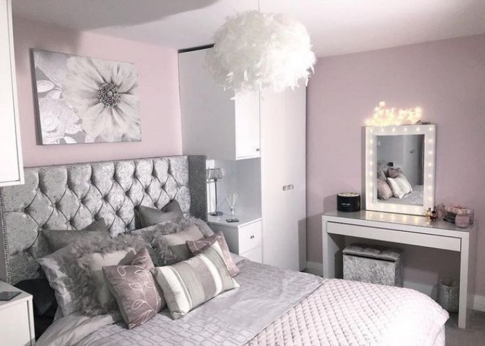 Phòng ngủ màu hồng xám sang trọng