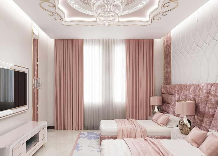 Rèm cửa màu hồng giúp làm nổi bật lên vẻ đẹp sang trọng của không gian phòng ngủ màu hồng