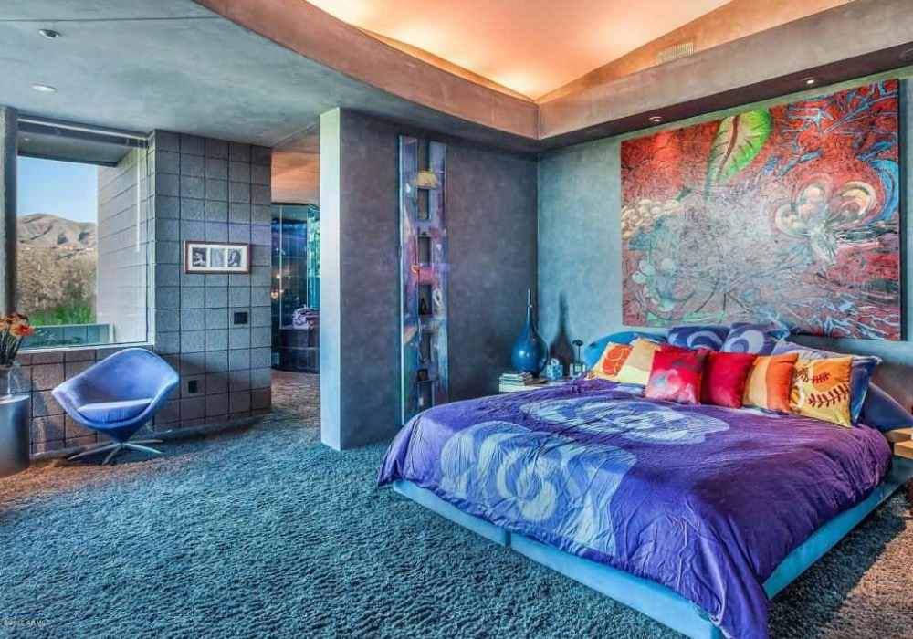 Nếu muốn thử một phong cách đầy sắc màu thì bạn có thể thử mẫu phòng ngủ màu xanh này