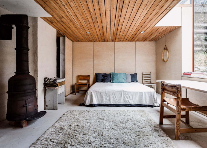 Tận dụng thiết kế trần bằng gỗ để tạo độ sâu cho căn phòng ngủ