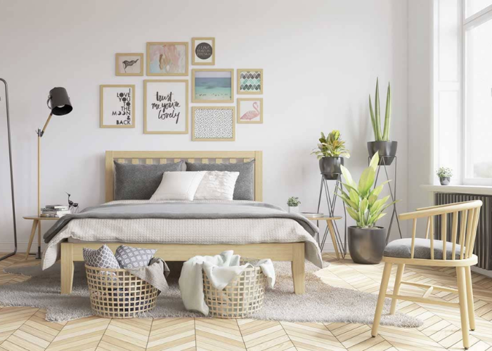 Bạn có thể tận dụng khoảng trống rộng phía trên đầu giường bằng 1 bức tranh cỡ vừa để tạo chiều sâu cho căn phòng. 