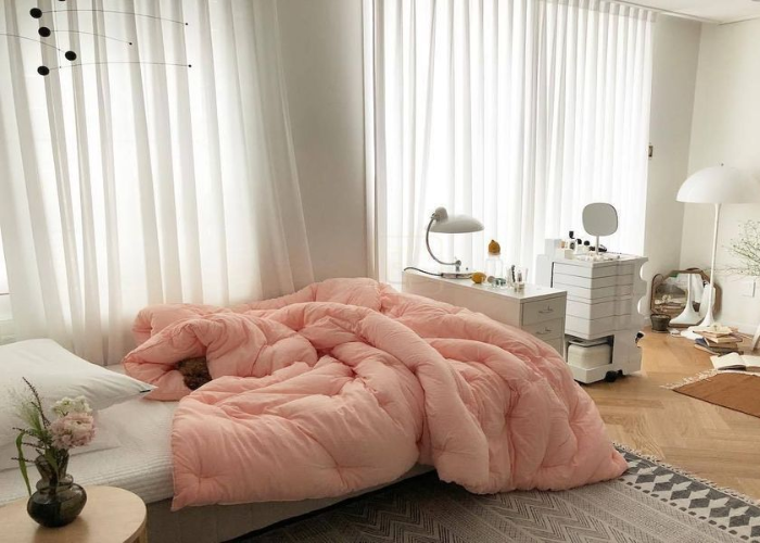 Chiếc giường pallet đơn giản được phủ ga trắng, thảm trải sàn, đèn ngủ, bàn trang điểm cỡ nhỏ là những món đồ nội thất trang trí phòng ngủ theo phong cách Hàn Quốc